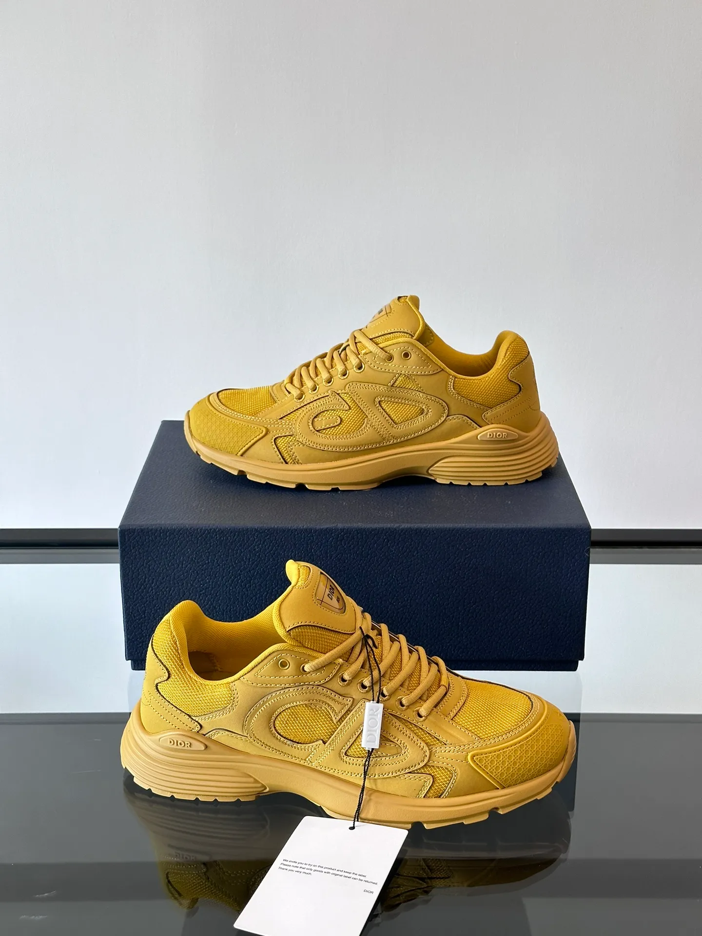 p400《Dio*》Dior B30 series sports shoes, multi-color mesh fabric and multi-color technical fabrics, this season's new B30 low-top sports shoes are one of the flagship styles of the series. Crafted from multicolor mesh and technical fabrics, it's finished with a reflective "CD30" graphic and silver-toned "DIOR B30" and "CD30" logos on the heel and tongue. An extra-light, sculpted rubber sole with signature accents adds style, while internal stretch details create ideal comfort. It can be matched with various casual styles to show a fashionable and modern sports style. Size: 38-44 (45-46 customized)